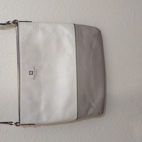 VERY USED KATE SPADE CROSS BODY CREAM AND GRAY HAS LOTS OF WEAR - Picture 3 of 13